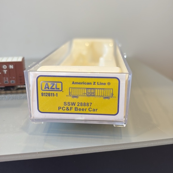 Z scale box car - Picture 2 of 3